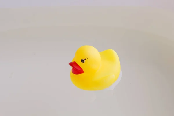 Κίτρινη Ελαστική Πάπια Στο Νερό Παιχνίδι Κολύμβησης — Φωτογραφία Αρχείου
