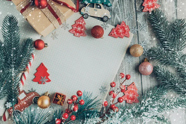 Jul och nyår bakgrund med en gåva, och juldekorationer på en öppen anteckningsbok med en plats för text. Stockfoto
