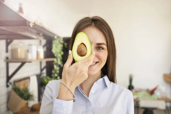 Happy Young Woman Holding Half Avocado Healthy Food Foreground Focus — Stock Photo, Image