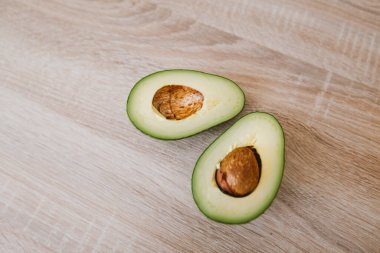 Tahtada yarım avokado.