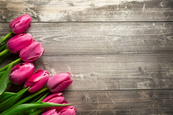 Tulpaner vårblommor på en gammal trä bakgrund Royaltyfria Stockbilder