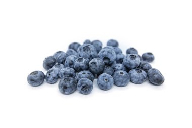 Beyaz arka planda yaban mersini izole edilmiş. Olgun taze yaban mersini fotoğrafı.