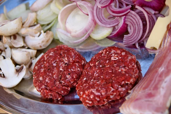 Сире м'ясо для бургерів — стокове фото
