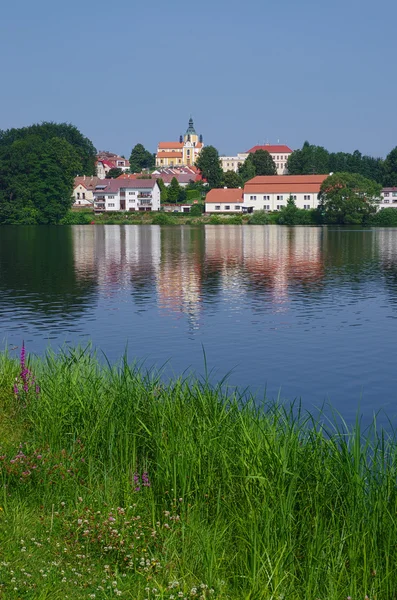 View of church and pond — Stock Photo, Image