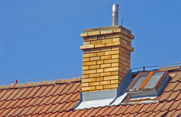 Schornstein auf dem Dach des Hauses — Stockfoto