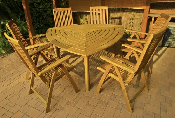 Gartenmöbel aus Holz — Stockfoto