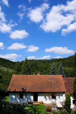 ev ve bulutlu gökyüzü