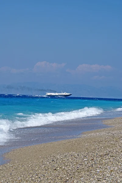 Aerodeslizador, mar, costa y cielo azul — Foto de Stock