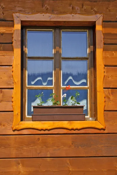 Fenster der Holzhütte — Stockfoto