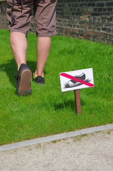 Keep off grass — Stock Photo, Image