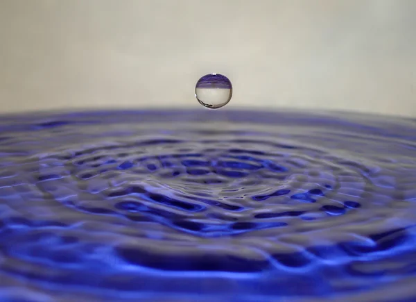 水のレベルを超えての落下の水ドロップ — ストック写真