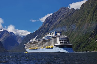Majestic Milford Sound ve büyük bir turistik gemi. Yeni Zelanda simgesi. Fjordland 'da gezinti. 