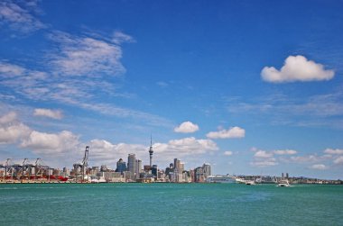 Auckland şehri ve liman manzarası. Güneşli bir günde Auckland 'da bir sürü tekne ve yat geziyor. Yeni Zelanda Şehri.