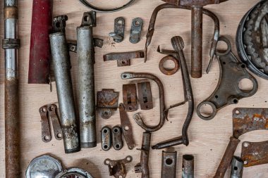 Çürümüş motosiklet parçaları. Jawa motosiklet yedek parçaları.