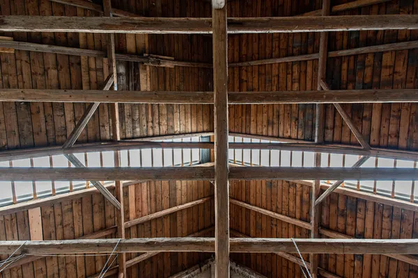 Нижний Вид Старые Балки Деревянную Крышу Внутри Старого Амбара — стоковое фото