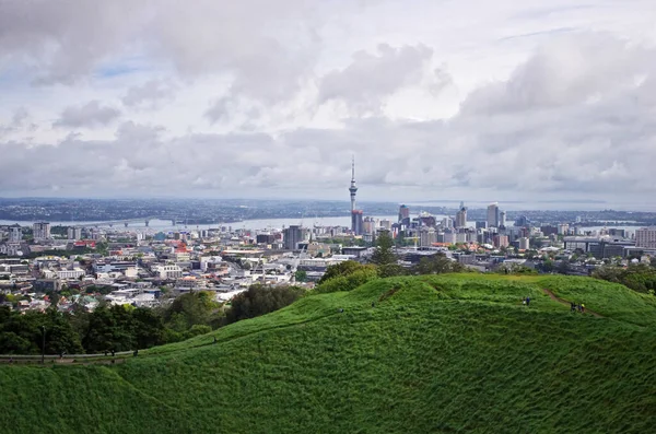 Krater tepe Mount Eden üzerinde. Yeni Zelanda'daki Auckland görünümü.