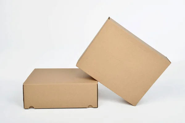 Stúdiófelvétel Két Barna Papírdobozról Fehér Hátterű Dobozok Csomagolási Koncepció Papírdobozok — Stock Fotó