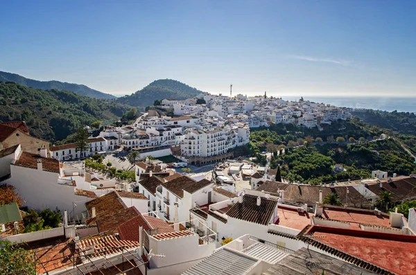 Frigiliana adında ünlü beyaz köy - pueblo blanco - manzarası. Dağlarda küçük bir köyde beyaz evler.