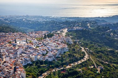 Frigiliana adında ünlü beyaz köy - pueblo blanco - manzarası. Dağlarda küçük bir köyde beyaz evler.