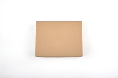 Kağıt kutunun stüdyo fotoğrafı. Beyaz arka planda kahverengi kutu. Paketleme konsepti. Karton kutu..