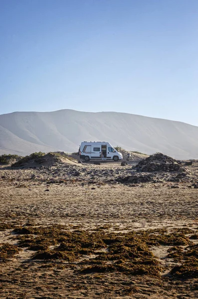 Aparcamiento Cerca Playa Con Una Camioneta Campervan Camping Salvaje Autocaravanas — Foto de Stock