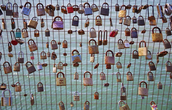 Close Van Verschillende Sloten Met Namen Het Hek Liefde Voor — Stockfoto