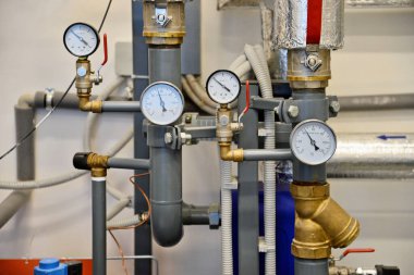 Borular ve Isıtma sisteminin termometeres kapatın. Endüstriyel kavramı. Binanın Isıtma.