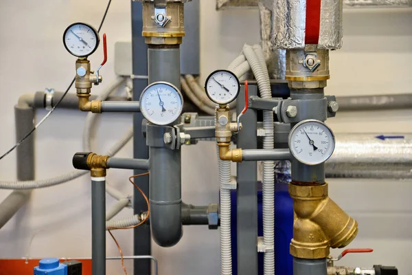 Borular ve Isıtma sisteminin termometeres kapatın. Endüstriyel kavramı. Binanın Isıtma.