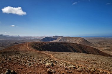 Fuerteventura 'daki volkanın tepesinden bak. Meşhur Bayuyo Volkanı. Kanarya Adalarında Yürüyüş.