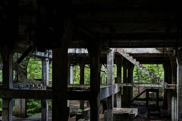Rolava teneke madeni. Çek Cumhuriyeti 'nde terk edilmiş bir yer. Benimkini mahvediyor.. 