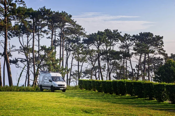 Dodávka Travnatém Parkovišti Pláže Parkování Campervan — Stock fotografie