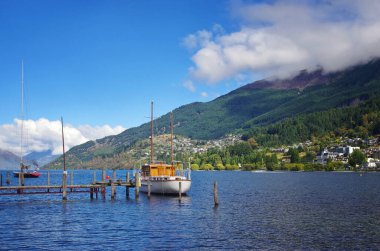 Wakatipu gölündeki tekne manzarası. Wakatipu Gölü 'ndeki iskele.. 