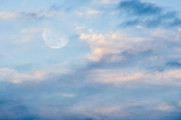 Luna Sorge Nel Cielo Con Nuvole Morbide Contro Cielo Blu — Foto Stock