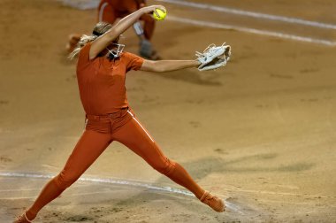 Bir softball oyuncusu kadın atlet atıcısının görüntüsü plakaya bir atış yapmak üzere.