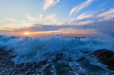 Okyanus Ufkunda Güneş Batarken Deniz Kıyısı 'nda Günbatımı Dalgası Kırılıyor