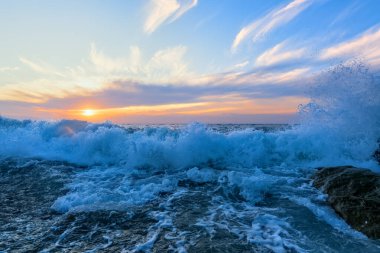 Okyanus Ufkunda Güneş Batarken Deniz Kıyısı 'nda Günbatımı Dalgası Kırılıyor