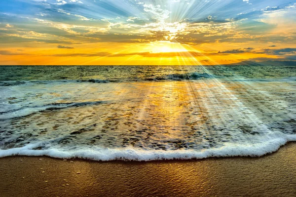 Sluneční Paprsky Emanate Ocean Sunset Sky Gentle Wave Rolls Shore — Stock fotografie
