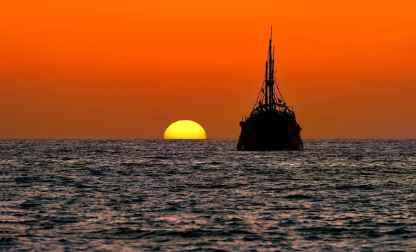 Schip Zonsondergang Een Silhouet Van Een Zeilschip Rusten Zee Als — Stockfoto