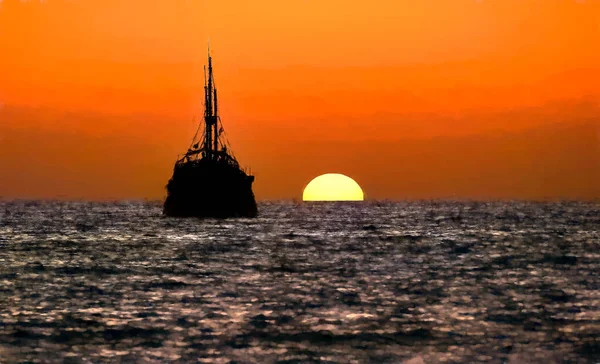 Barco Pirata Océano Puesta Sol Silueta Viejo Barco Pirata Madera — Foto de Stock