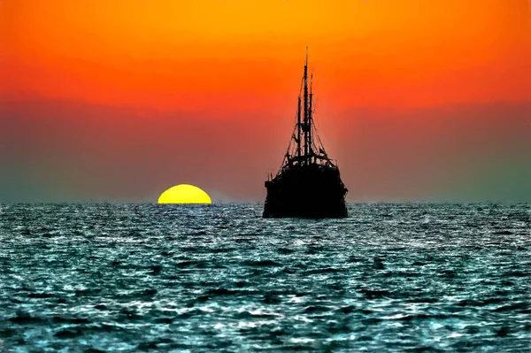 Pirate Statek Ocean Zachód Słońca Sylwetka Jest Stary Drewniany Statek — Zdjęcie stockowe