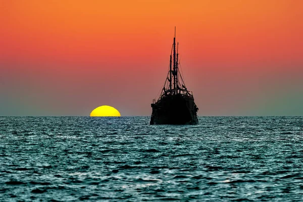 Piratenschip Oceaan Zonsondergang Silhouet Een Oude Houten Piraat Schip Met — Stockfoto