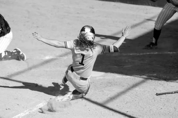 Ein Baseballspieler Gleitet Die Home Plate Den Wurf Nach Hause — Stockfoto