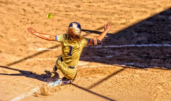 Jugador Béisbol Está Deslizando Placa Inicio Para Vencer Lanzamiento Casa Imágenes De Stock Sin Royalties Gratis