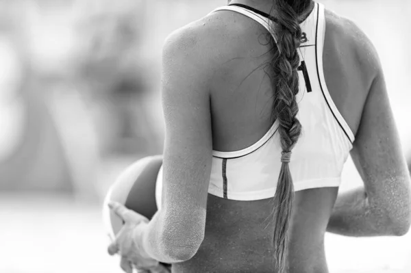 Female Beach Volleyball Player Getting Ready Serve Ball Black White — Stock Photo, Image