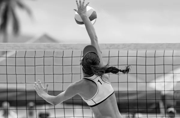 Une Joueuse Volley Ball Plage Féminine Lève Filet Pour Frapper — Photo