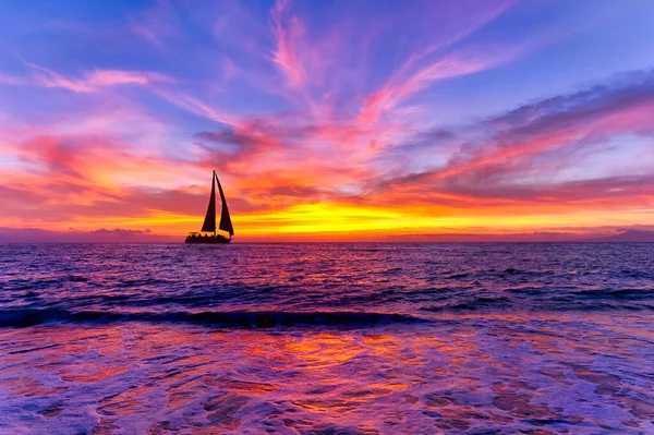 Veleiro Está Navegando Longo Oceano Com Pôr Sol Colorido Horizonte Imagens Royalty-Free