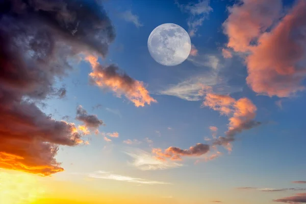 Moon Rising Sky Soft Clouds Set Bright Blue Daytime Sky — Stock Photo, Image