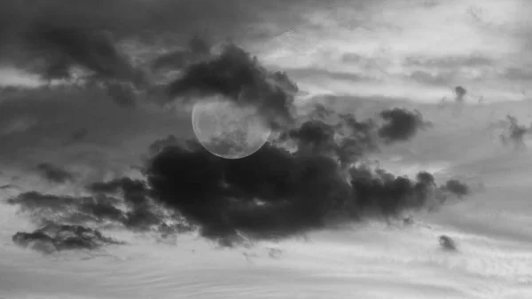 Una Luna Llena Está Enclavada Nubes Una Relación Imagen Moody — Foto de Stock