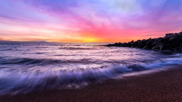 Beautiful Colorful Ocean Sunset Sparkling Wave Breaking Shore — Stockfoto