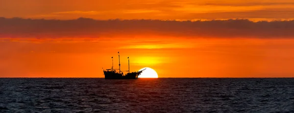 Die Silhouette Eines Schiffes Liegt Auf See Als Die Sonne — Stockfoto
